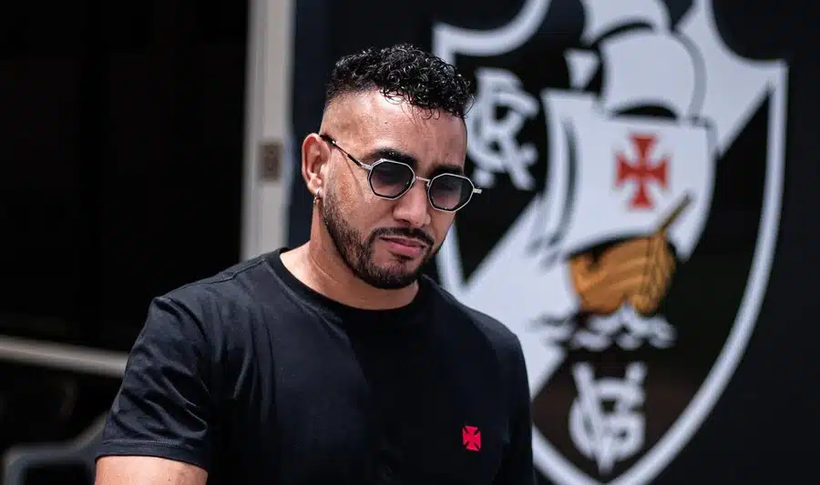 Payet sente dores na coxa e vira desfalque do Vasco diante do Palmeiras