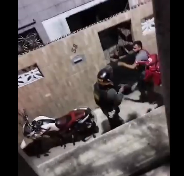 Policial Militar é flagrado agredindo entregador durante abordagem em Fortaleza