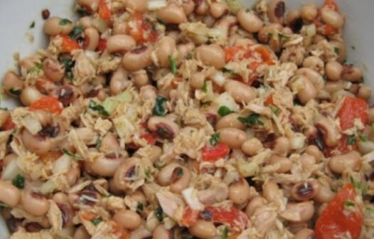 Chef Marco Gil ensina receita de atum com salada de feijão verde no programa Entre Papos & Sabores