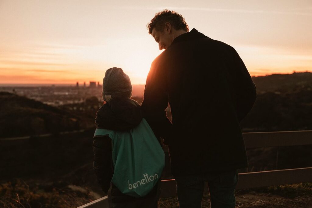 Lucas Lima publica foto rara do filho com Sandy; veja