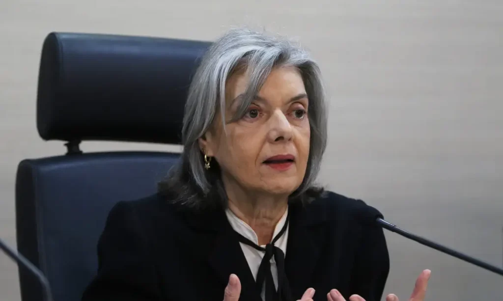 Ministra Cármen Lucia toma posse na presidência do TSE