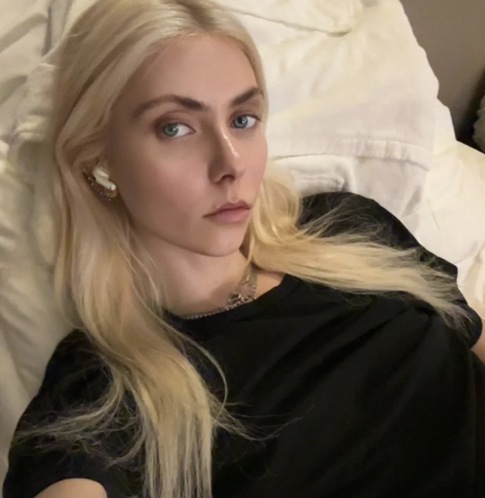 Vídeo: Taylor Momsen é mordida por morcego em show na Espanha