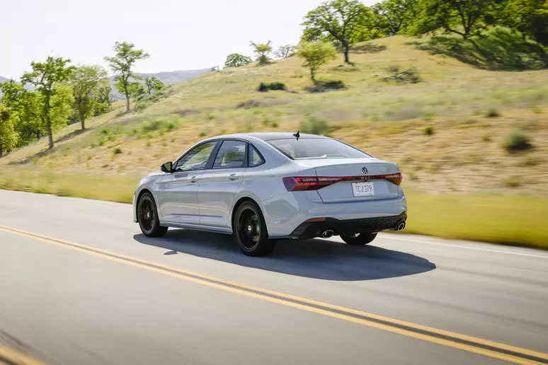 VW Jetta GLI 2025: novo design, equipamentos e prometido para o Brasil