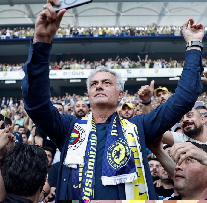 José Mourinho é anunciado como novo técnico do Fenerbahçe, da Turquia