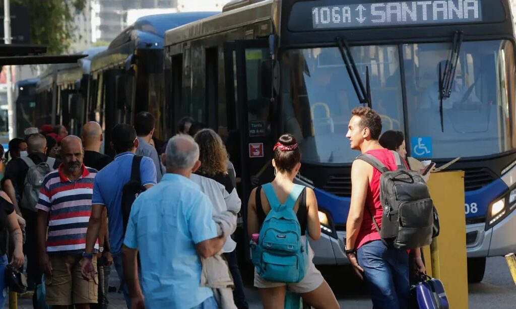 Motoristas de ônibus aprovam greve a partir desta sexta-feira (7) em São Paulo