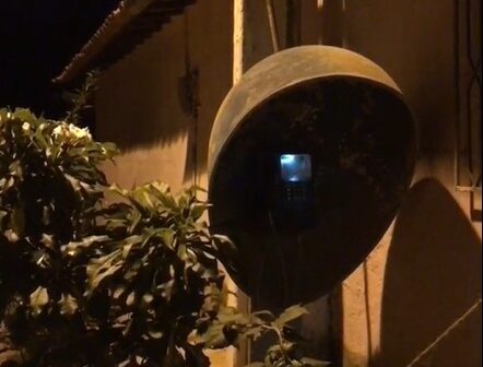 Vídeo: orelhão toca toda madrugada e assusta morador no interior do Ceará