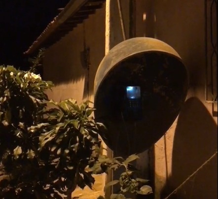 Vídeo: orelhão toca toda madrugada e assusta morador no interior do Ceará