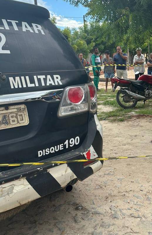 Homem com extensa ficha criminal é morto a tiros na frente de escola em Pacajus