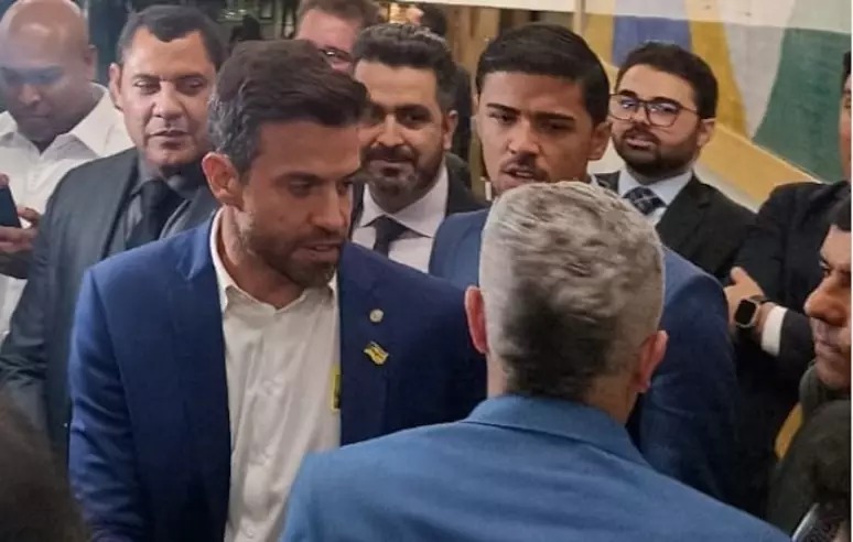 Pablo Marçal usa broche de deputado na Câmara dos Deputados mesmo sem mandato