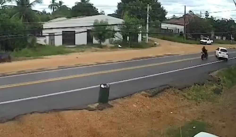 Policial sofre acidente de moto e fica em estado grave, no interior do Ceará; vídeo