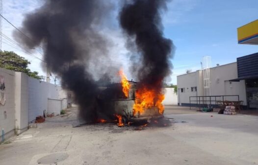 Carro pega fogo em posto de combustível em Fortaleza