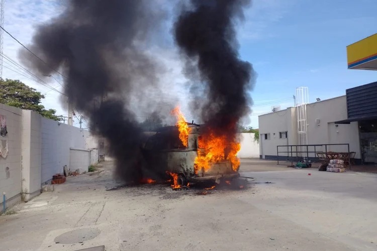 Carro pega fogo em posto de combustível em Fortaleza