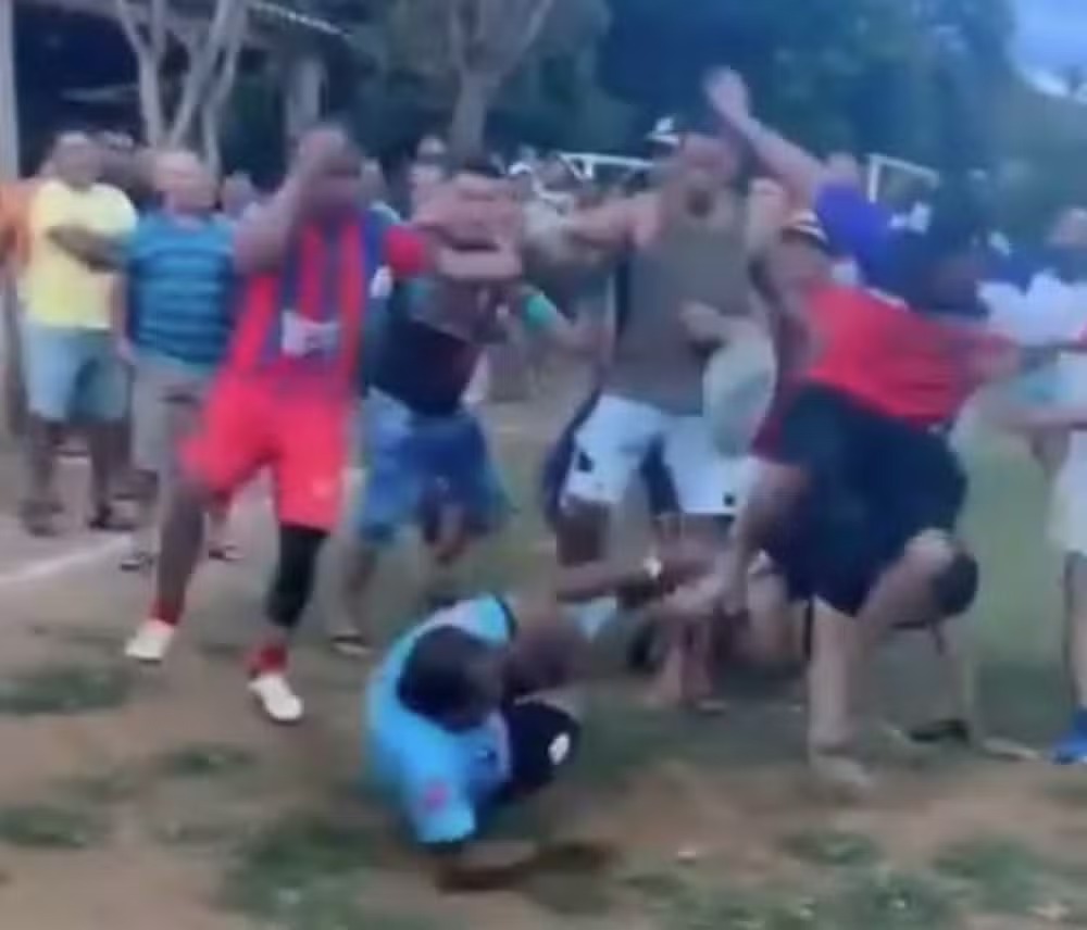 Árbitro é agredido por jogadores e torcedores em jogo amador em Meruoca, interior do Ceará