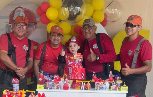 Menino de quatro anos ganha festa de aniversário surpresa de equipe de bombeiros