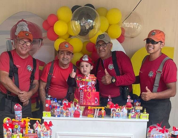 Menino de quatro anos ganha festa de aniversário surpresa de equipe de bombeiros