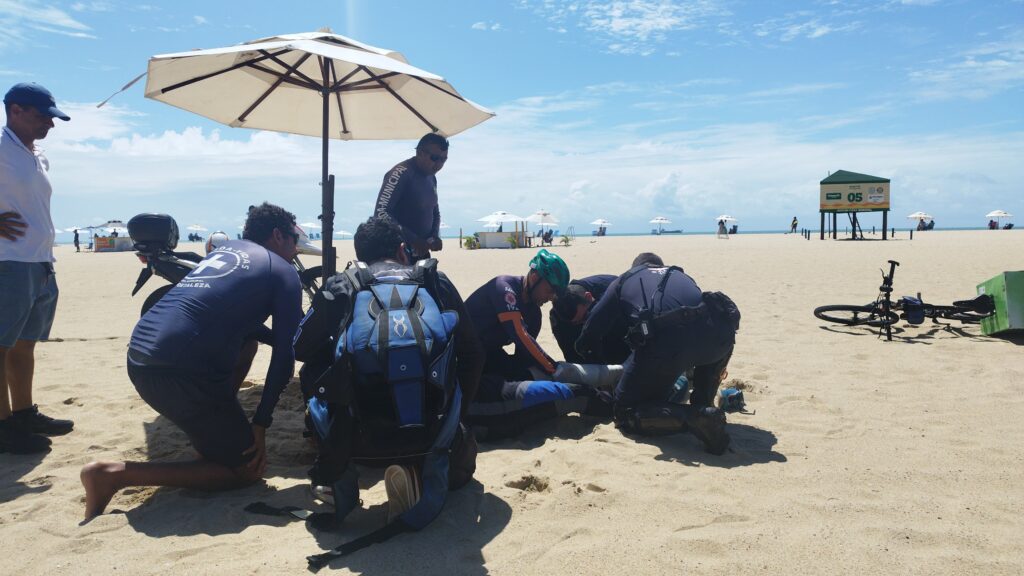 Paraquedista sofre queda de dez metros de altura na Praia de Iracema, em Fortaleza