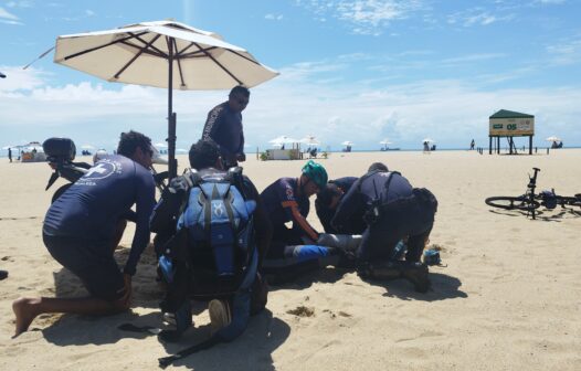 Paraquedista sofre queda de dez metros de altura na Praia de Iracema, em Fortaleza