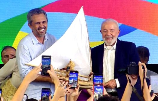 Lula recebe jangada do governador Elmano de Freitas durante evento em Fortaleza