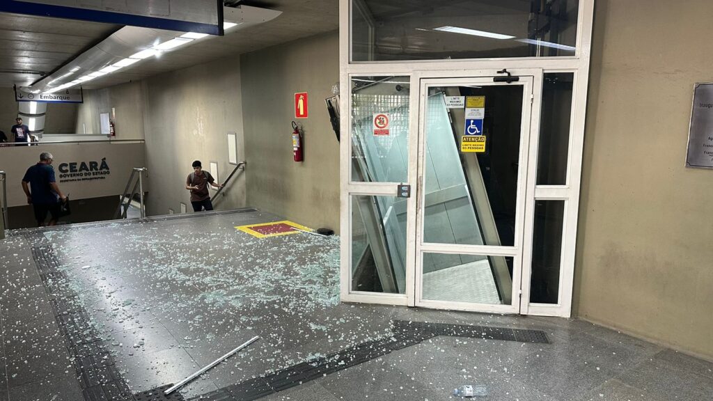 Plataforma elevatória fica travada com nove passageiros dentro em estação do metrô