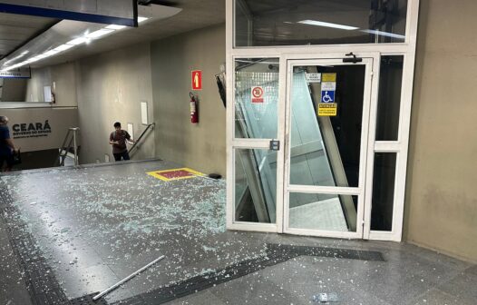 Plataforma elevatória fica travada com nove passageiros dentro em estação do metrô