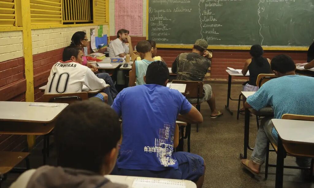 Quarta parcela do Pé-de-Meia começa a ser paga nesta quarta-feira (26)