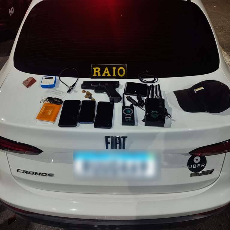 Três homens são pesos após roubo de carro de motorista de aplicativo