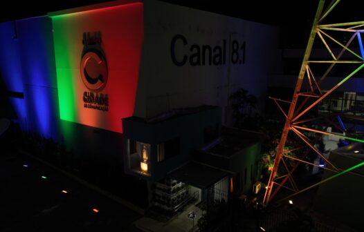 Grupo Cidade ilumina torre com cores do Orgulho LGBTQIAPN+