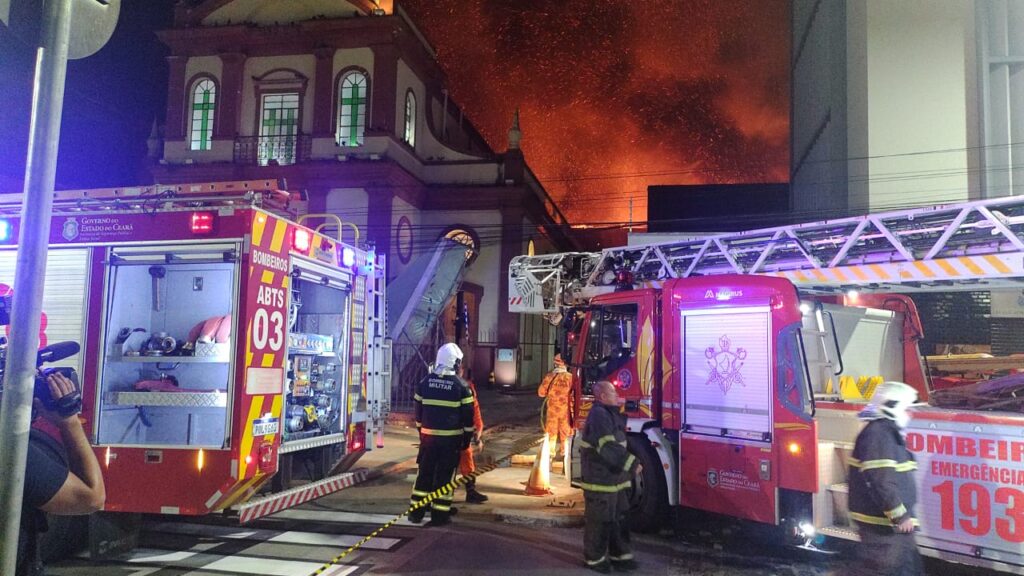 Incêndio no Centro de Fortaleza atinge três lojas e chamas chegam perto de igreja