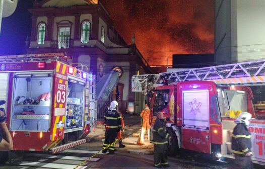 Incêndio no Centro de Fortaleza atinge três lojas e chamas chegam perto de igreja