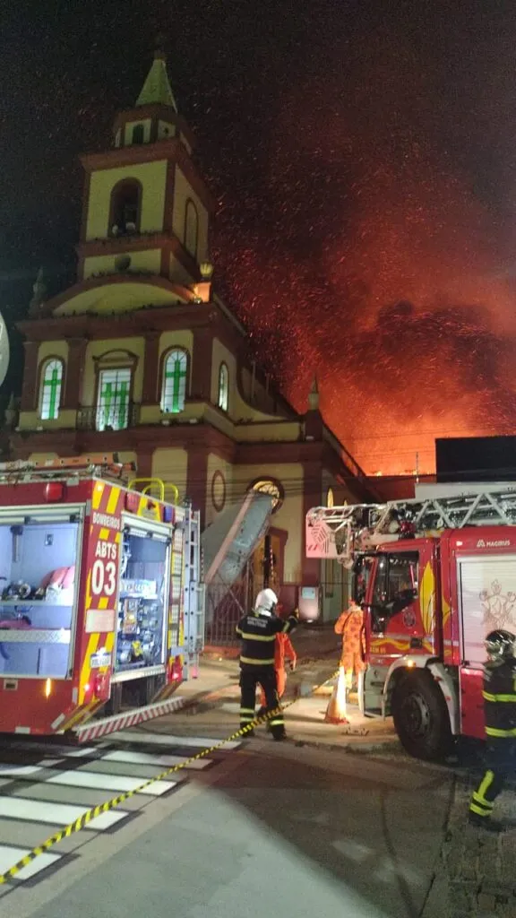 Incêndio no Centro de Fortaleza atingiu salão paroquial da Igreja do Patrocínio