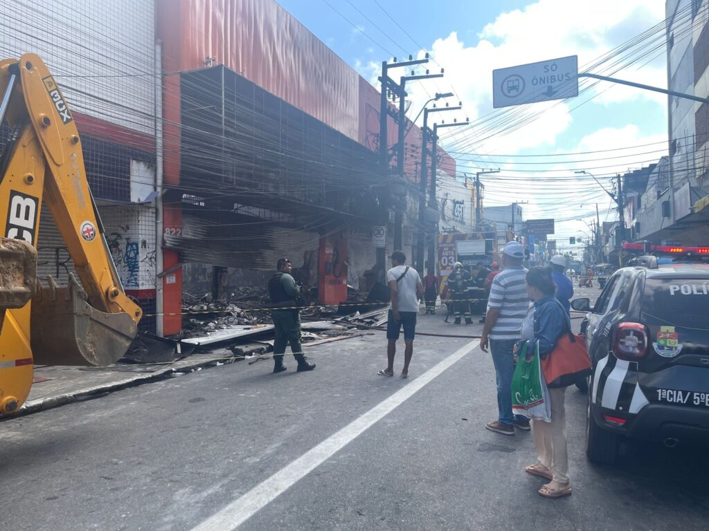 Após incêndio, ruas do Centro de Fortaleza são bloqueadas; veja as mudanças