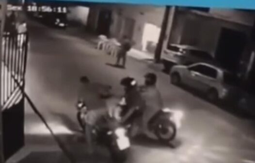 Pai vai buscar filho em casa e tem moto assaltada; confira vídeo