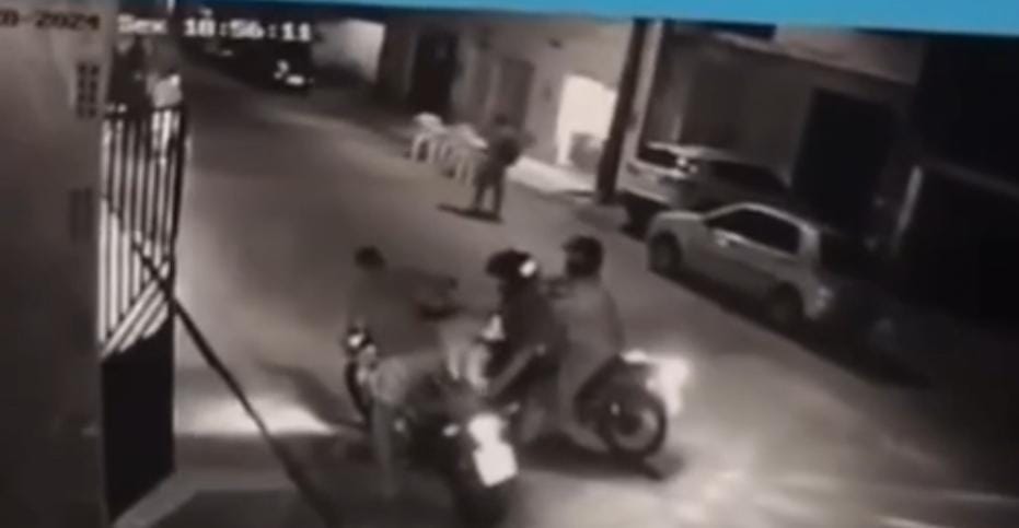 Pai vai buscar filho em casa e tem moto assaltada; confira vídeo