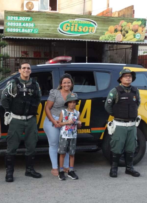 Policiais militares participam de festa de aniversário de criança