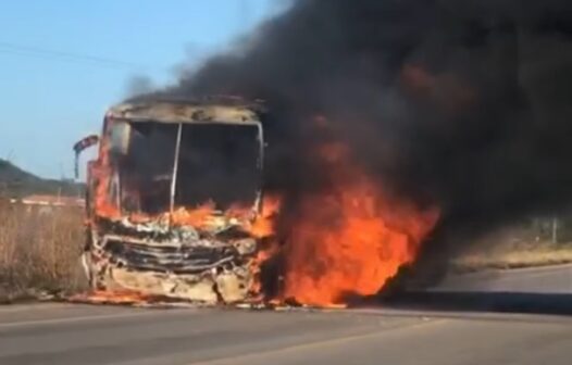 Ônibus de turismo com 50 pessoas pega fogo na BR-222, no interior do Ceará