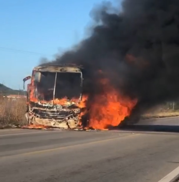 Ônibus de turismo com 50 pessoas pega fogo na BR-222, no interior do Ceará