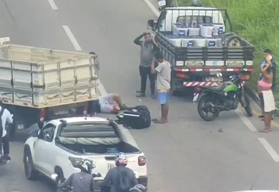 Motociclista fica ferido em acidente com caminhão na Messejana, em Fortaleza