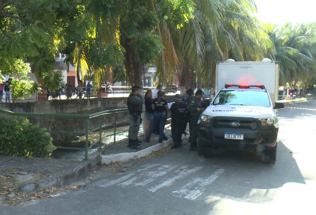 Homem é morto com tiros na cabeça em calçadão de rua em Fortaleza