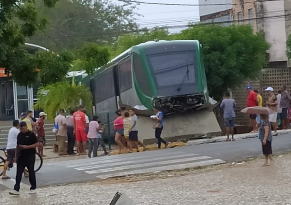 Acidente: VLT rompe estrutura de estação no Crato, no interior do Ceará; quatro passageiros ficam feridos