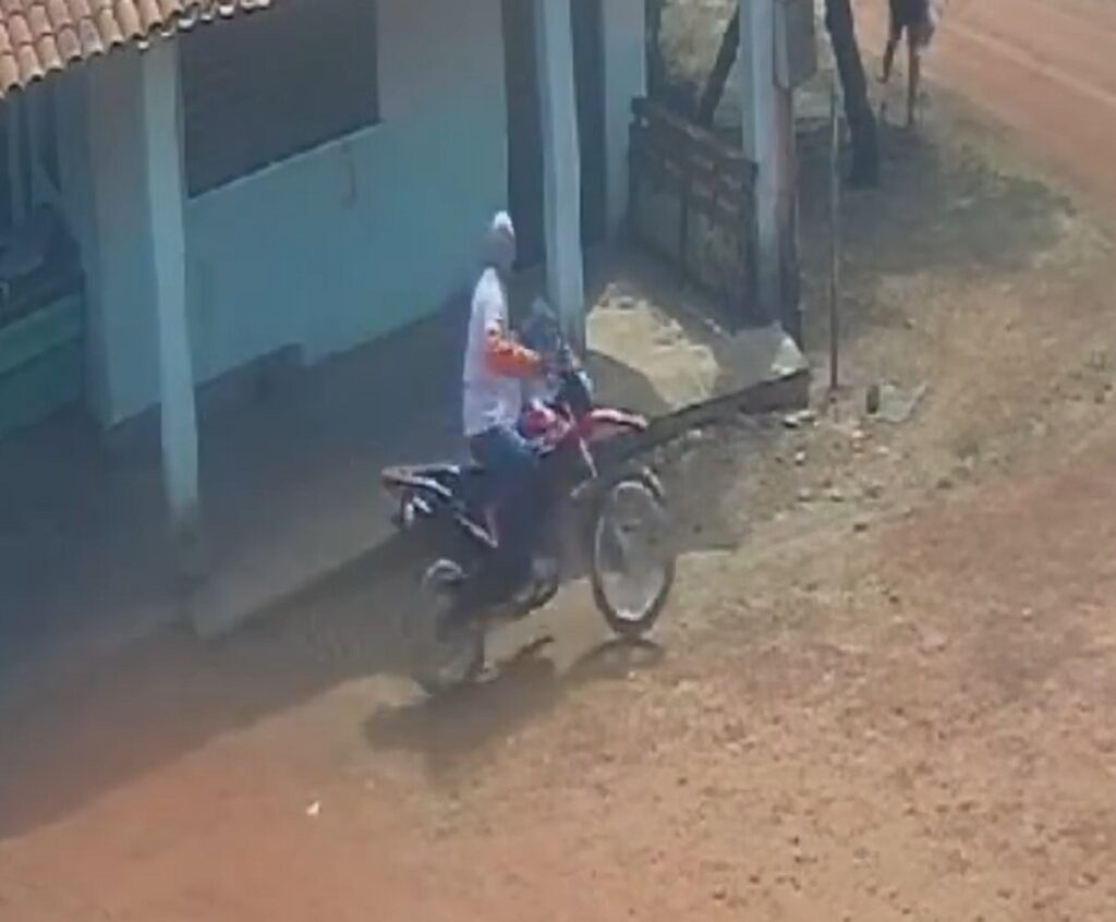 Dupla é flagrada em câmera furtando moto na zona rural de Viçosa do Ceará