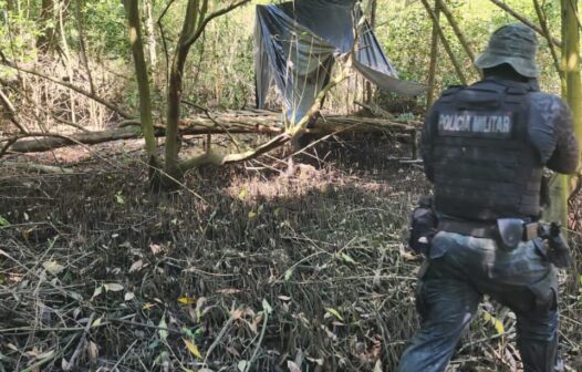 Polícia encontra acampamento de traficantes, troca tiros com os criminosos e apreende drogas