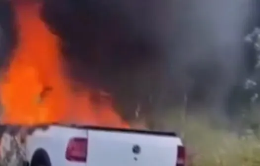 Carro pega fogo em estrada após ser fechado por caminhão no interior do Ceará