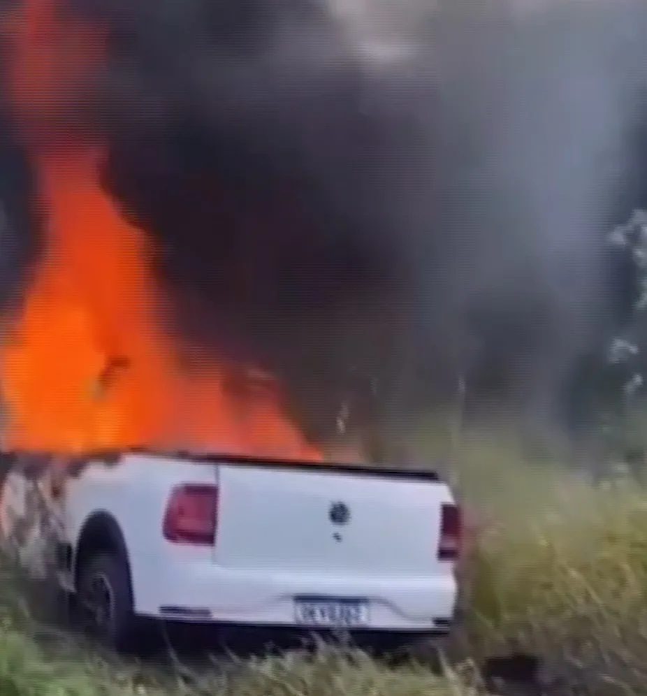 Carro pega fogo em estrada após ser fechado por caminhão no interior do Ceará