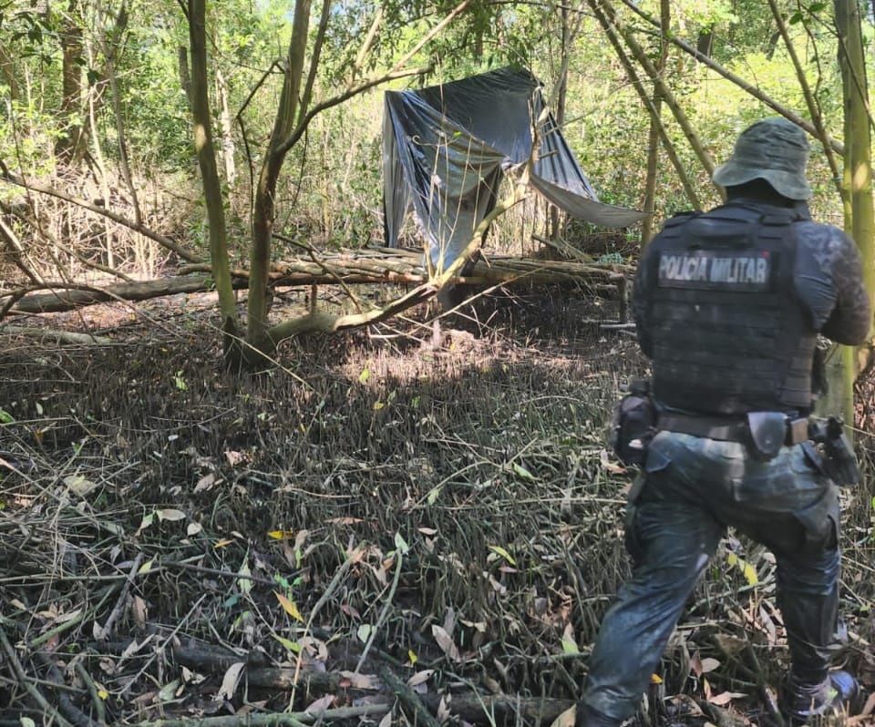 Polícia encontra acampamento de traficantes, troca tiros com os criminosos e apreende drogas