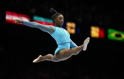 Biles apresenta novo elemento e busca 6º movimento com seu nome na ginástica artística