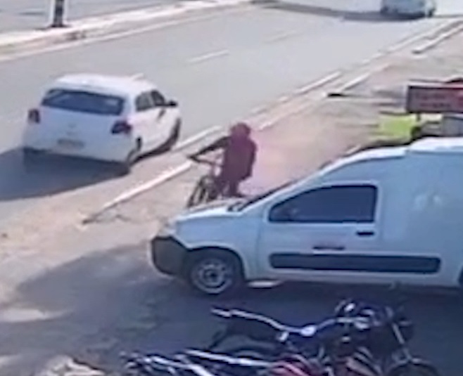 Bicicleta é furtada na luz do dia em avenida entre Fortaleza e Maracanaú