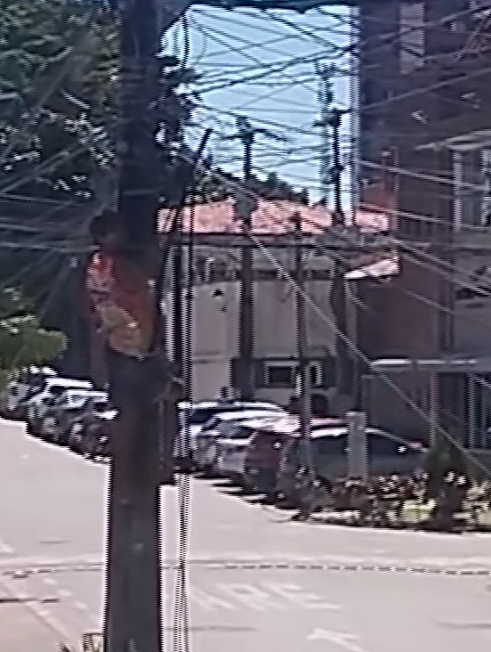 Homem furta fios de energia durante o dia e em rua com movimento em Fortaleza