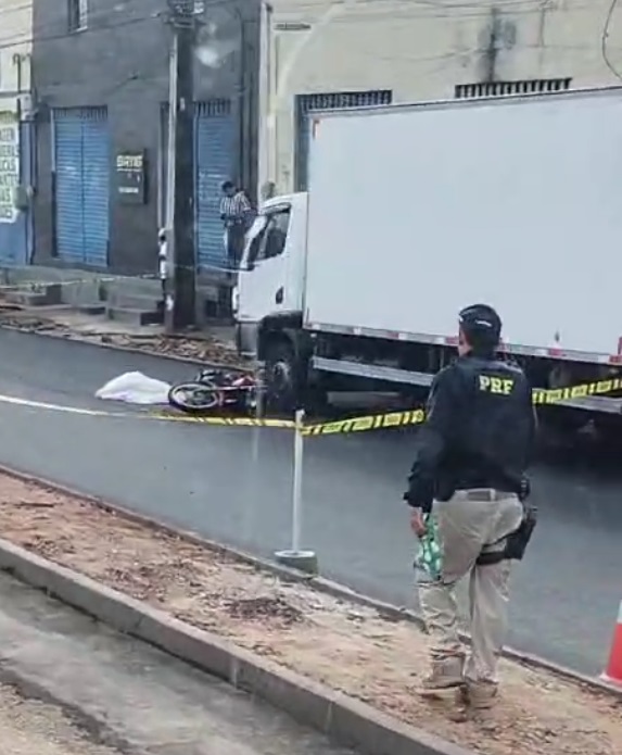 Motociclista morre ao desviar de caminhão e ser atropelado por outro em Fortaleza