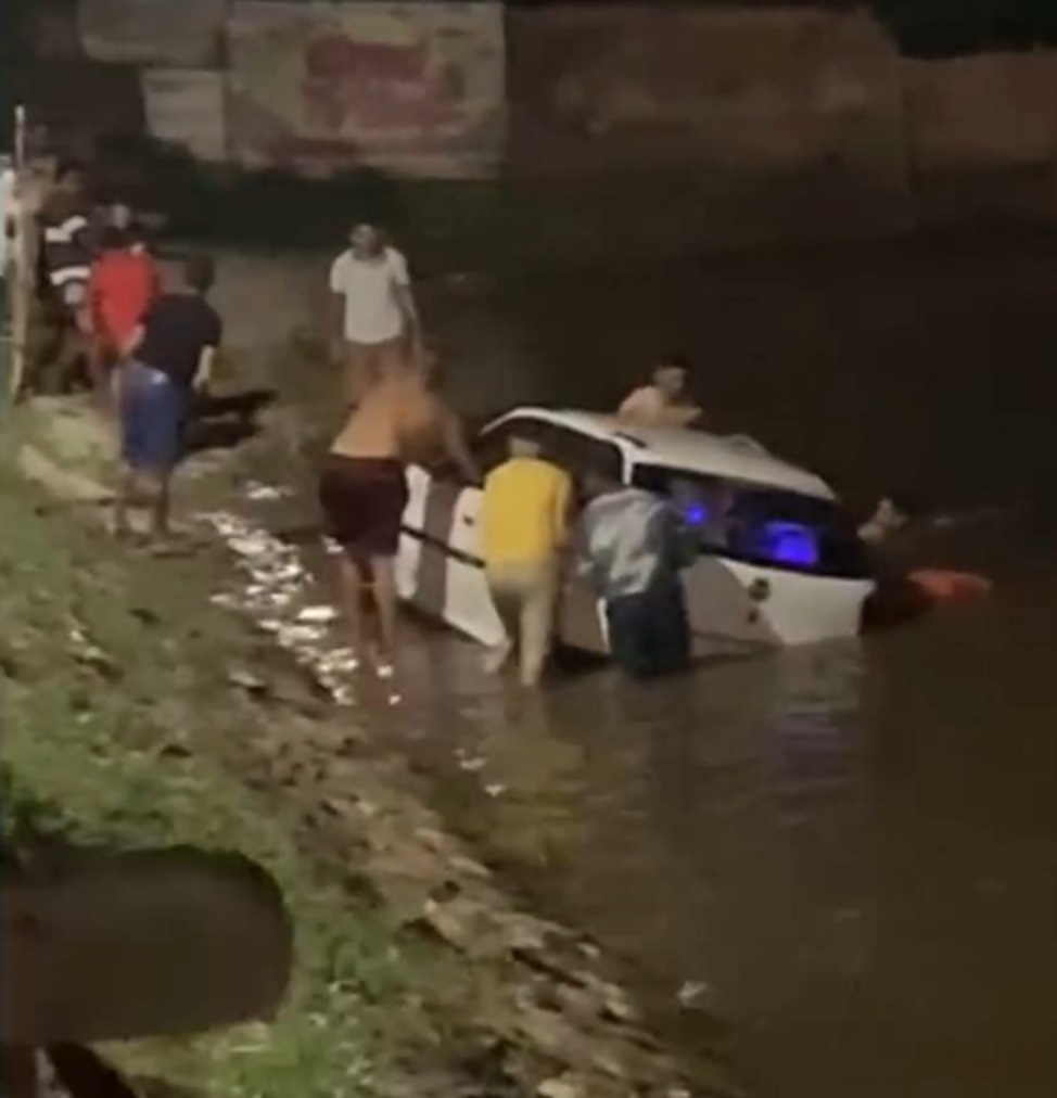 Carro cai em açude em Granja, no interior do Ceará; motorista saiu do veículo a tempo