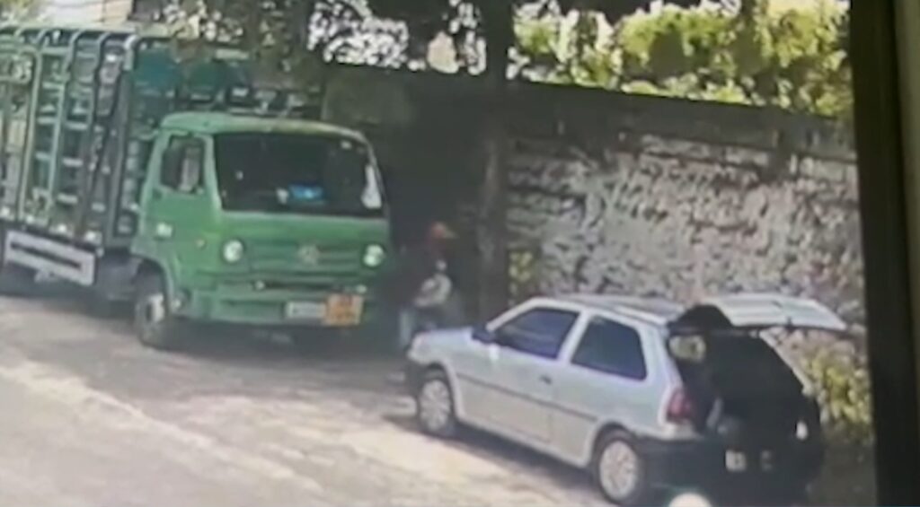 Homens são flagrados furtando botijões de gás de um caminhão em Fortaleza